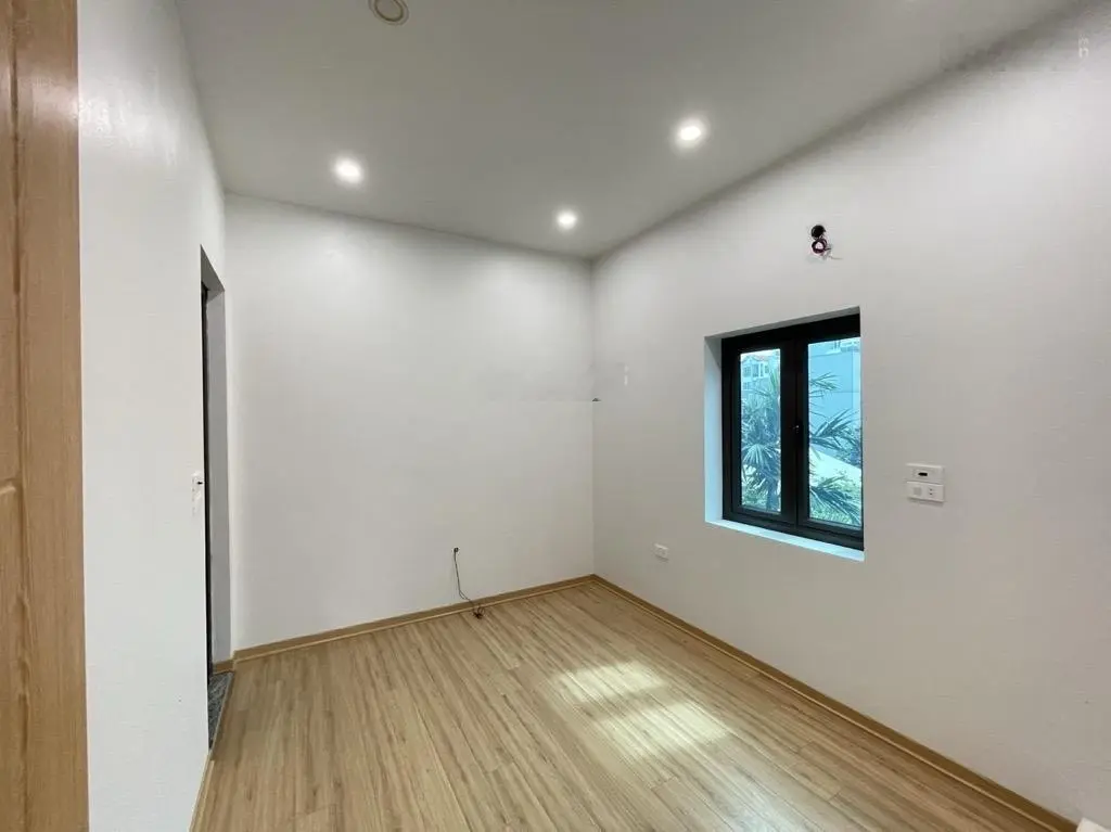 Chính chủ bán căn nhà siêu rẻ, diện tích thực tế 75m2, trung tâm phường, sát chợ đầu mới, vườn hoa