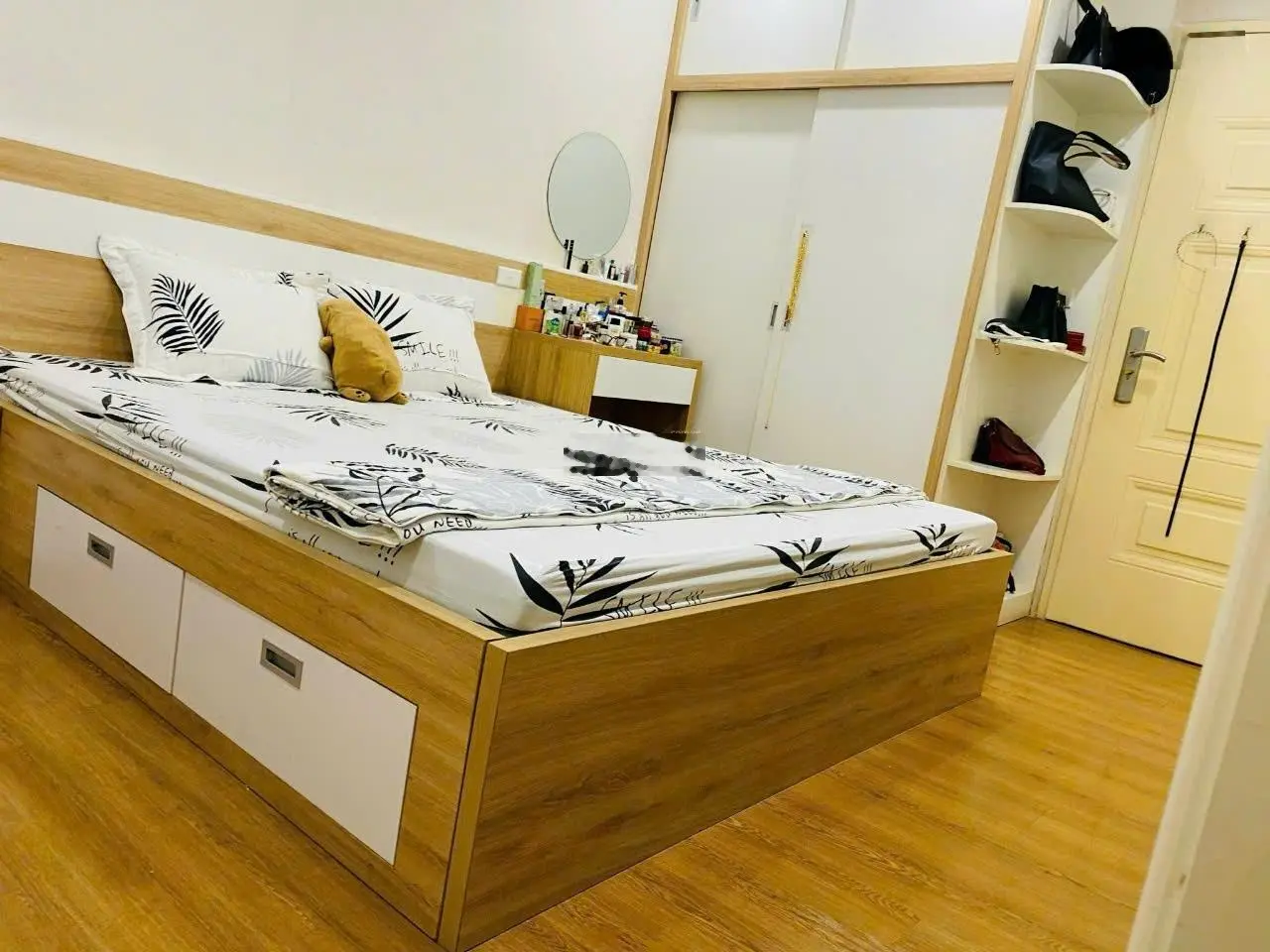 Gia đình tôi cần bán nhanh căn hộ siêu đẹp, tầng trung, ban công Đông Nam siêu thoáng mát. Duy nhất