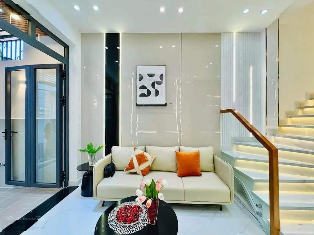 Chị Thảo cần bán gấp nhà 48m2 ngay Lê Đại Hành, Q11. Sổ hồng riêng. Hẻm xe hơi