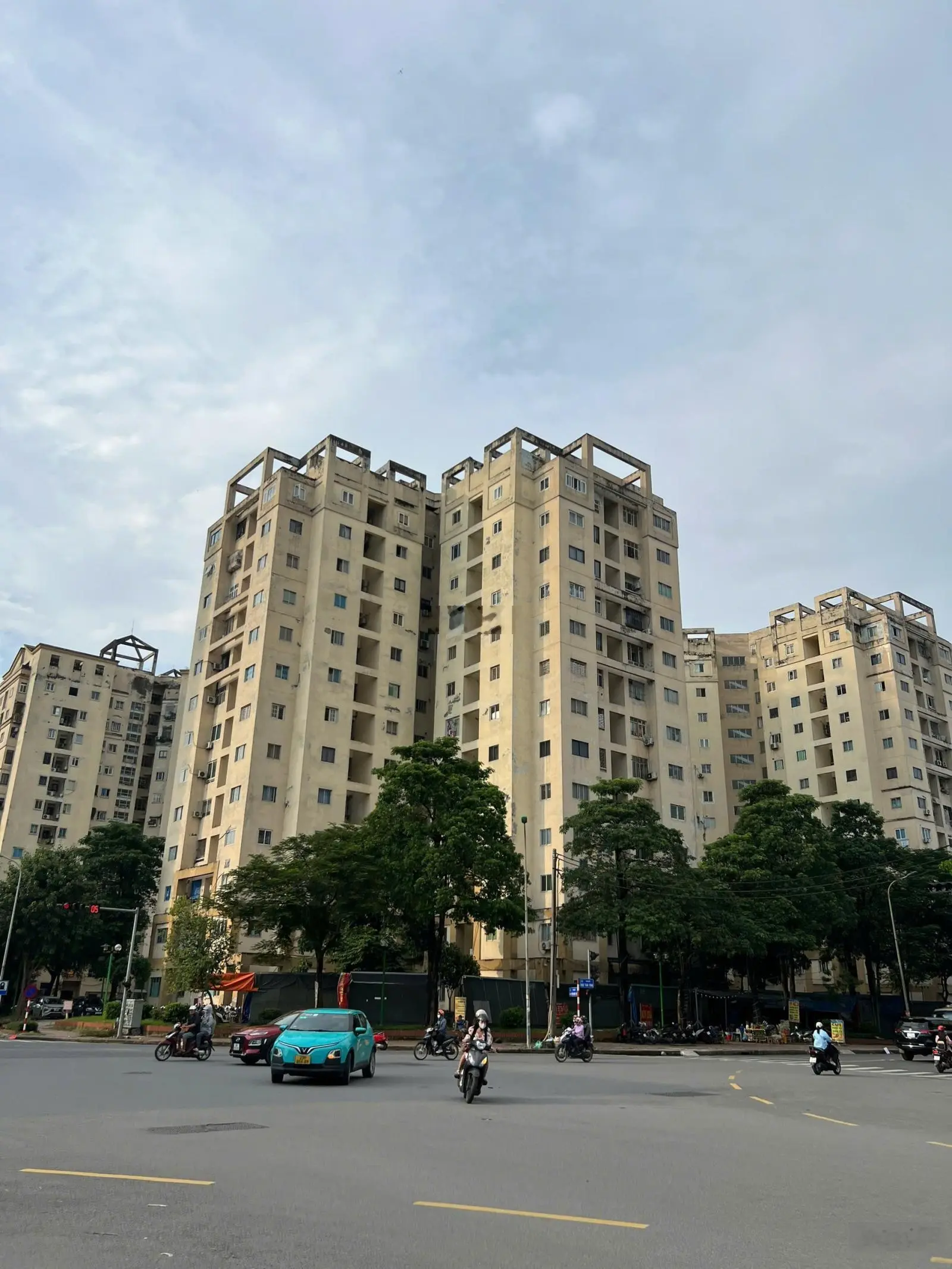 CC bán tòa nhà văn phòng trung tâm Quận Cầu Giấy, đang cho thuê 389,6tr/th. Lô góc.S270m2 MT20m, 8T