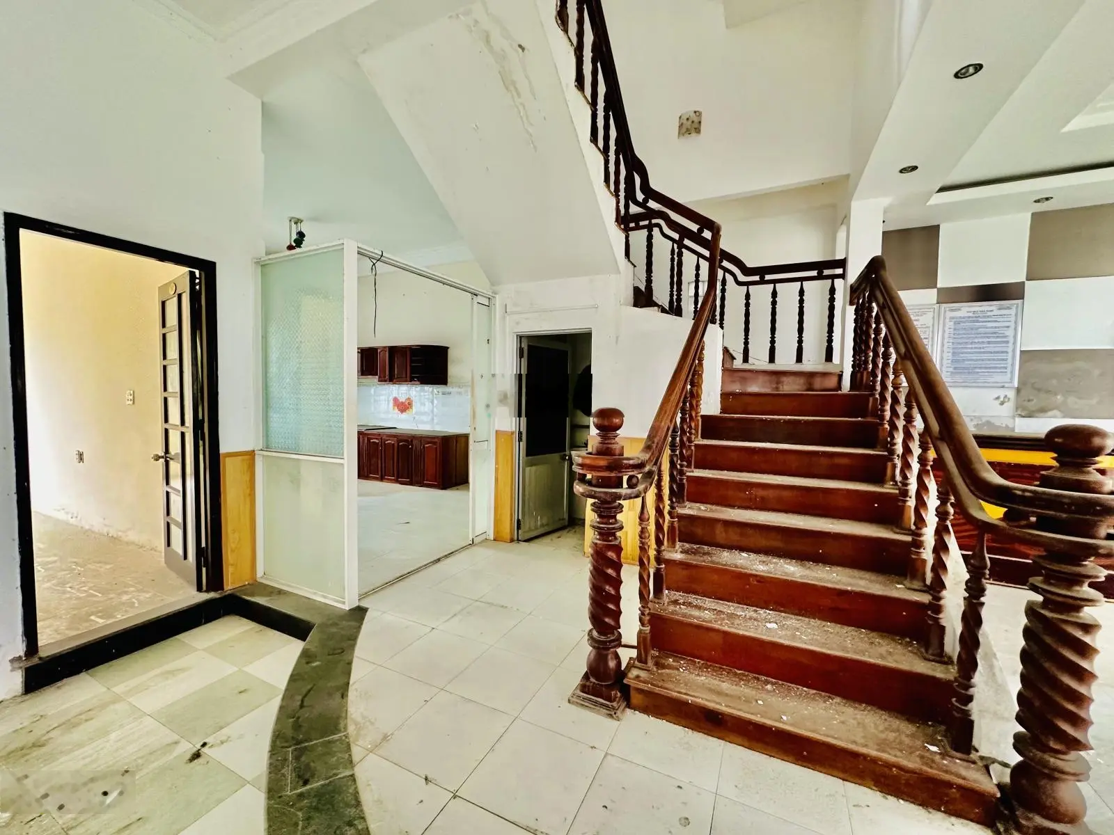 Bán nhà 3 tầng dt 179m2 ngang 8m đường Lê Hồng Phong gần Vân Đồn cách biển chỉ 1,2km