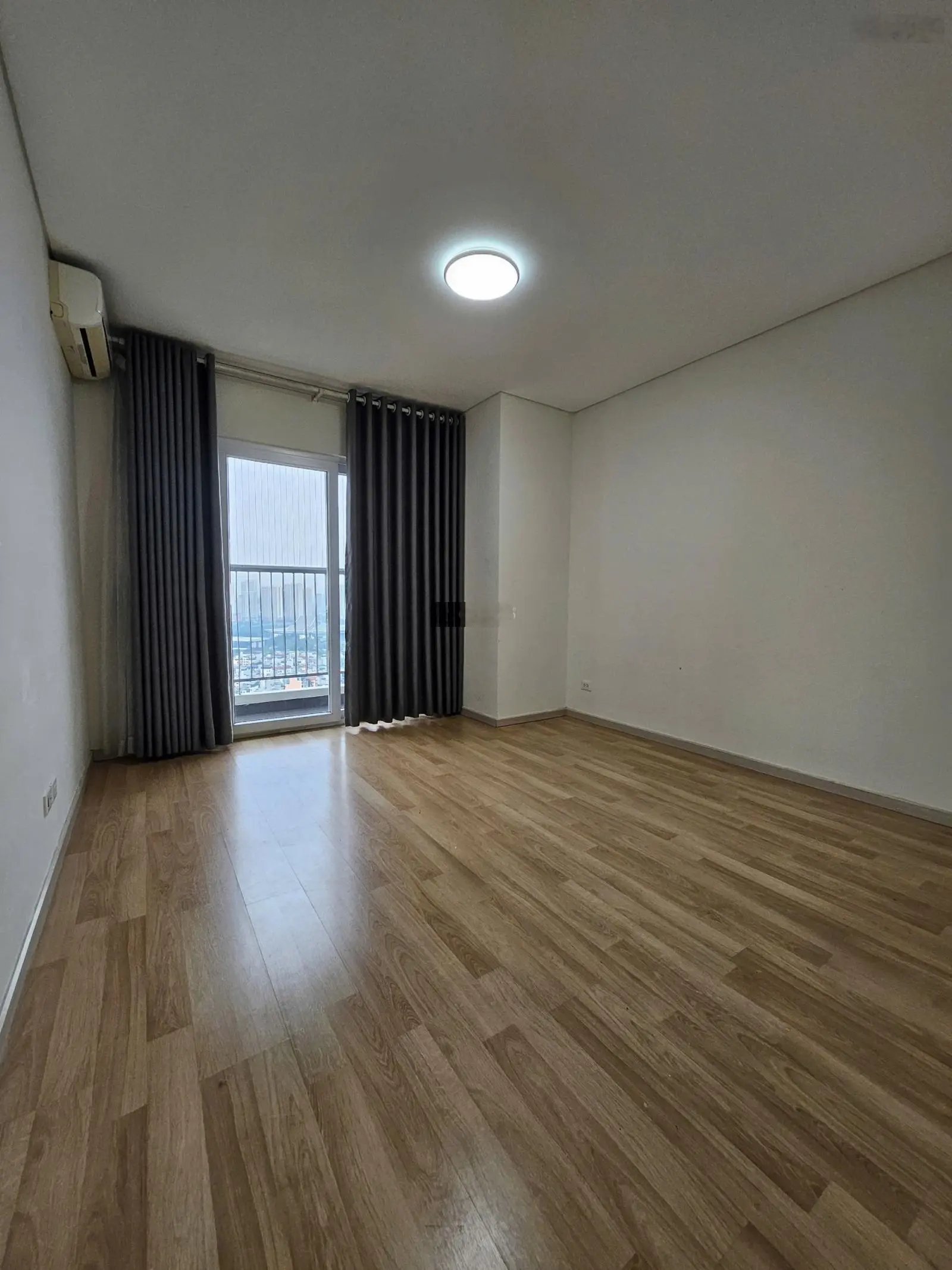Chính chủ cần bán căn hộ tầng trung siêu hiếm, căn góc 2 mặt thoáng. View siêu thoáng mát. Giá thật