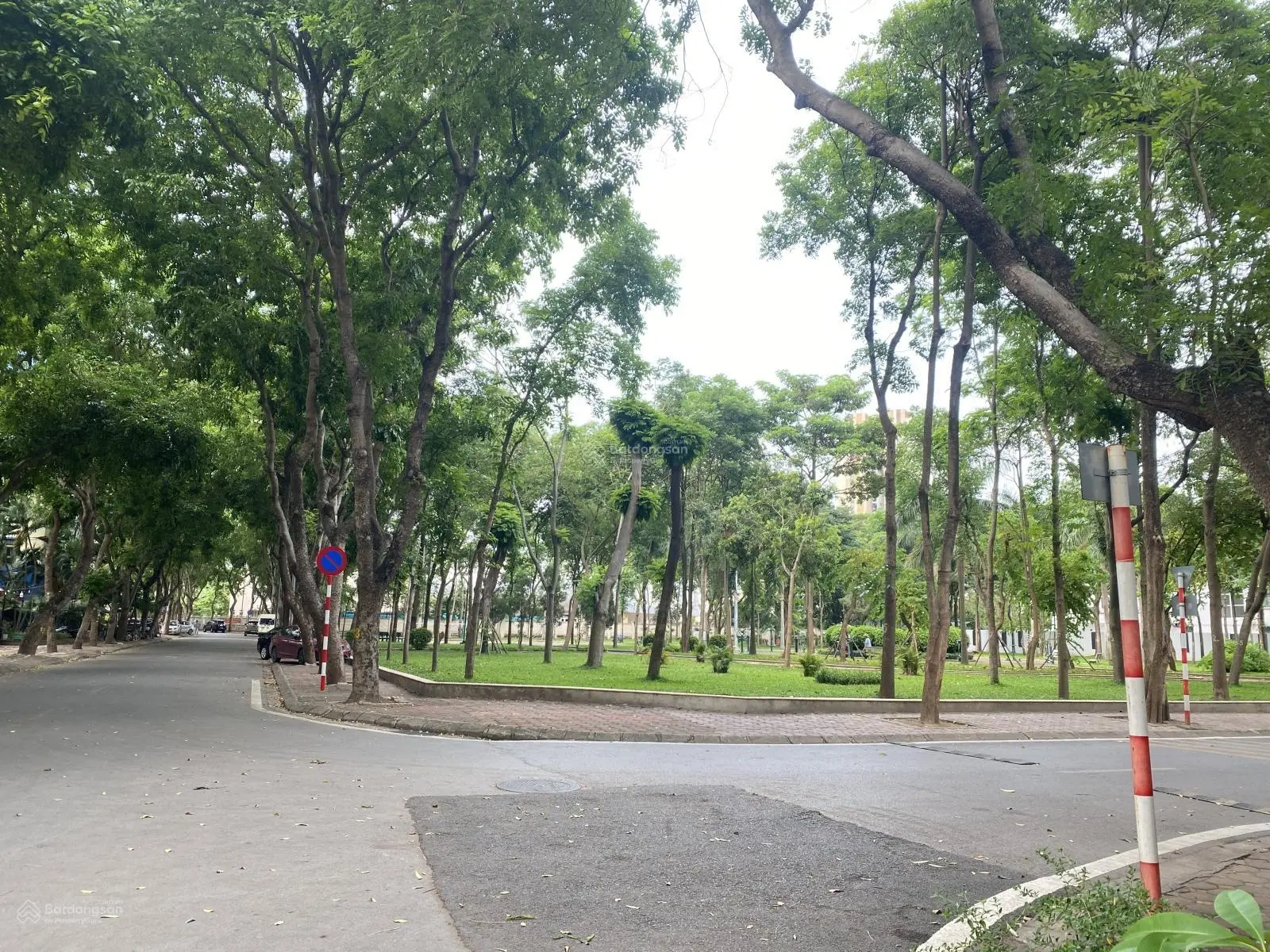 Bán gấp biệt Thự Việt Hưng 200mx4tầng - Mặt Phố ô tô tải tránh, xung quoanh 3 vườn hoa siêu thoáng