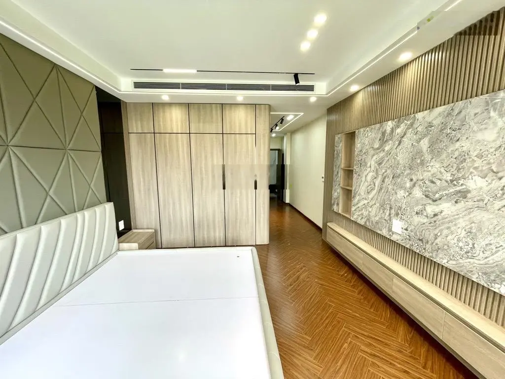 Nguyễn văn cừ 6 tầng - tháng máy - gara ô tô - full nội thất nhập khẩu - diện tích 63m2 rất rộng