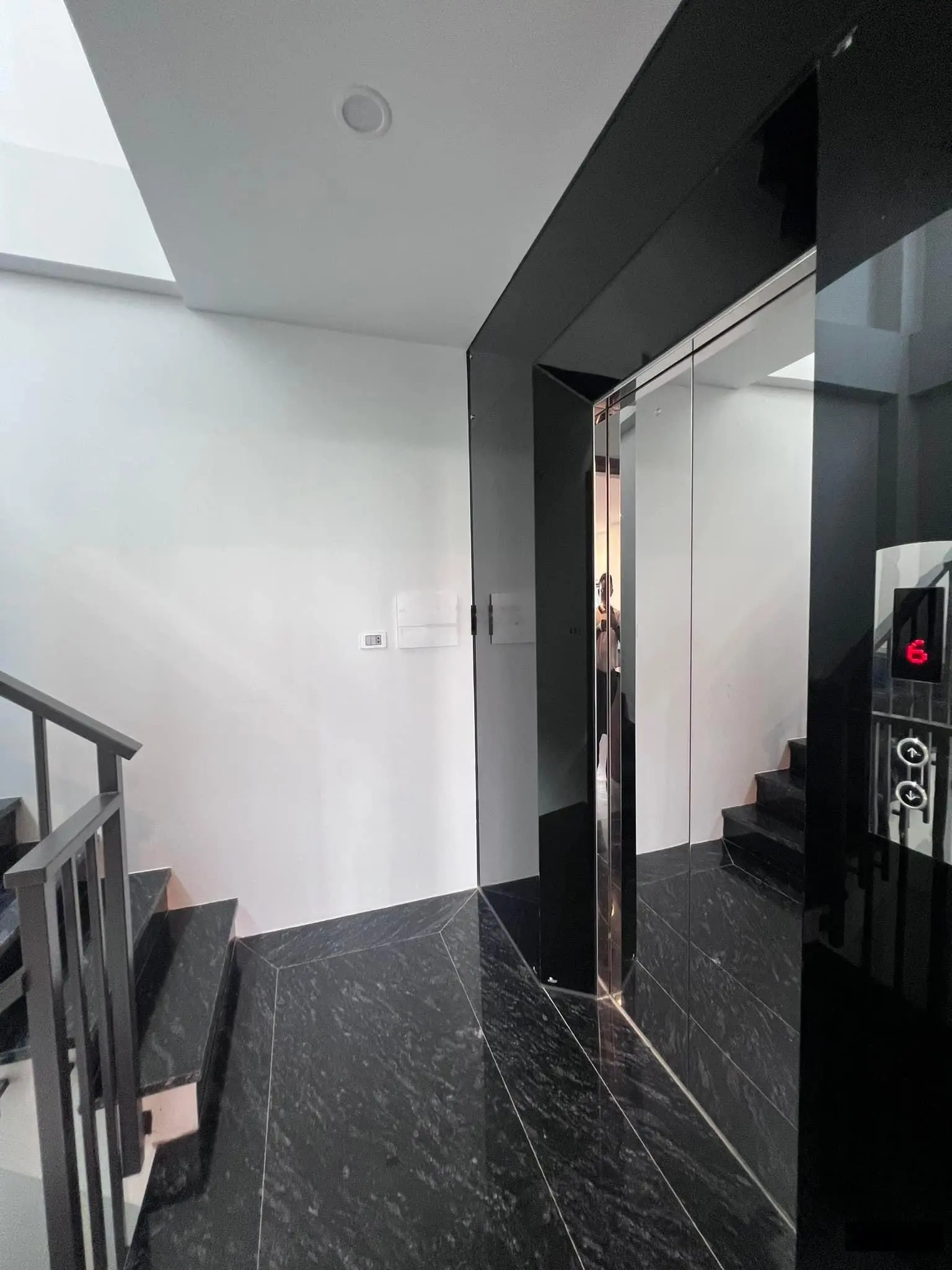 (vip) mặt phố tây hồ 50m2 - 7 tầng thang máy - lô góc - kinh doanh - sổ vuông nhà đẹp. chỉ 29 tỷ