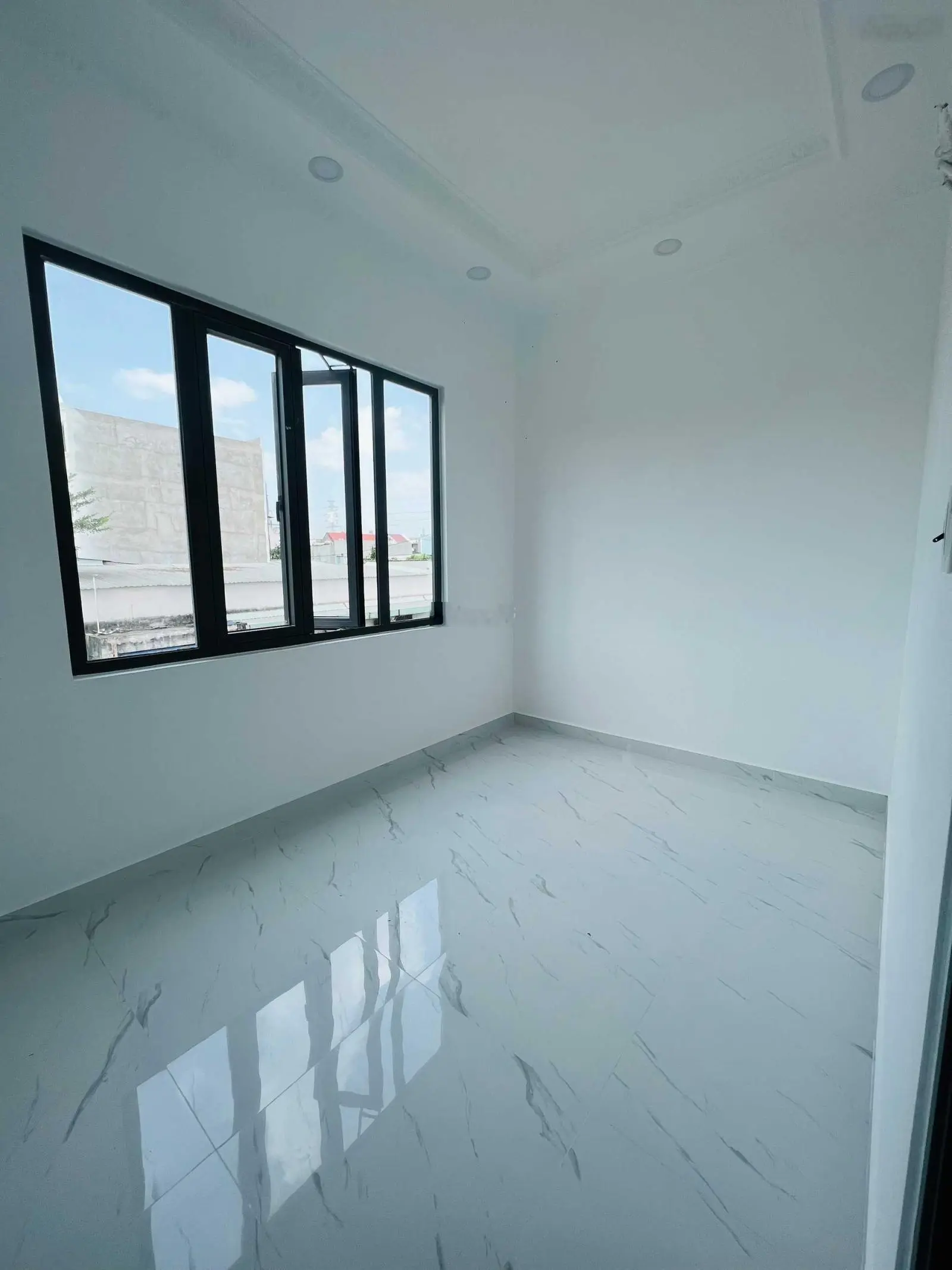 Nhà SHR 3 lầu 4 phòng ngủ 1 phòng thờ sân thượng 1 tum DT 50m2