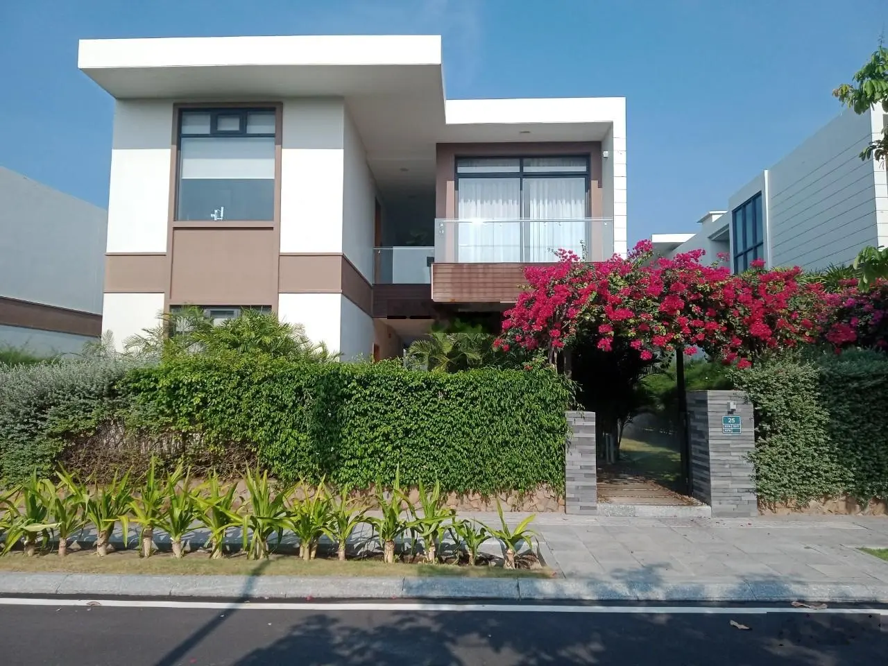 Cơ hội sở hữu biệt thự độc nhất nằm cạnh sân golf view biển Bãi Dài DT 374,2m2 sổ hồng lâu dài