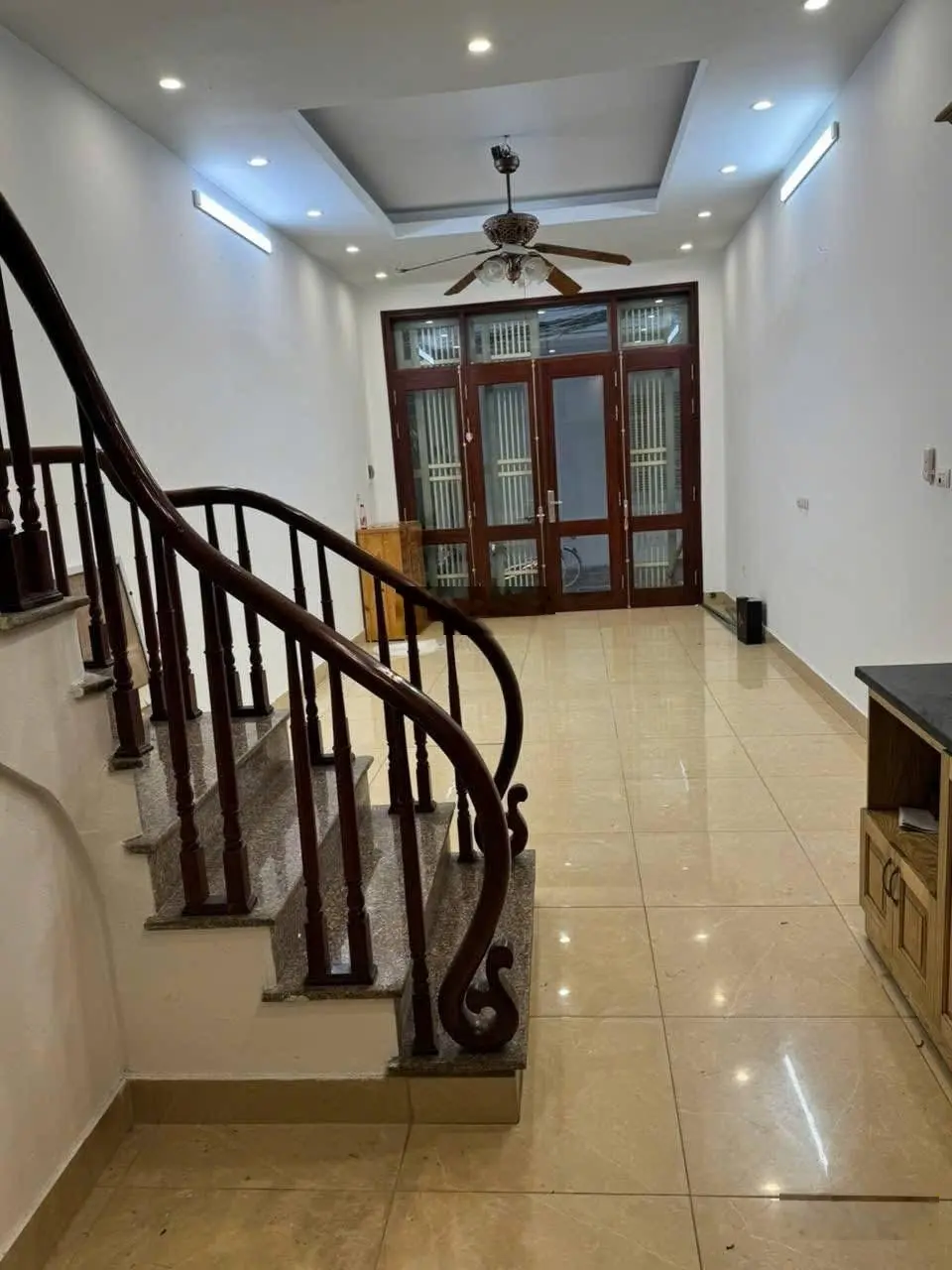 Nhà bán ngõ 1150. Đường láng. 37m x 4T. Mt.3.6m. Giá = 12.2 Tỷ