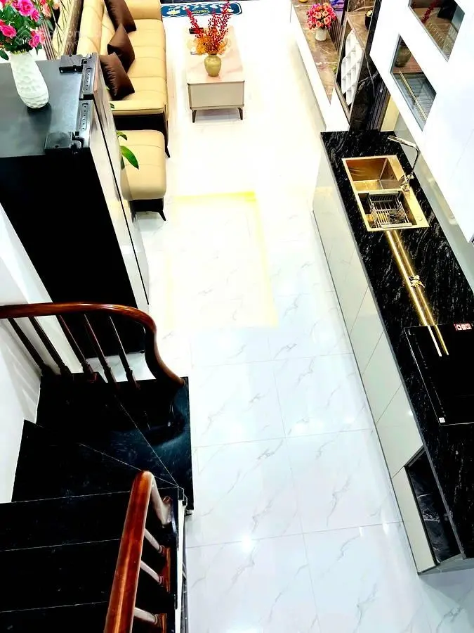 Bán nhà phố Nguyễn Trãi, Dt: 35m/5 tầng. Sát Royal. Lô góc. Nội thất đẹp. Dân trí cao. Giá: 6,8 tỷ