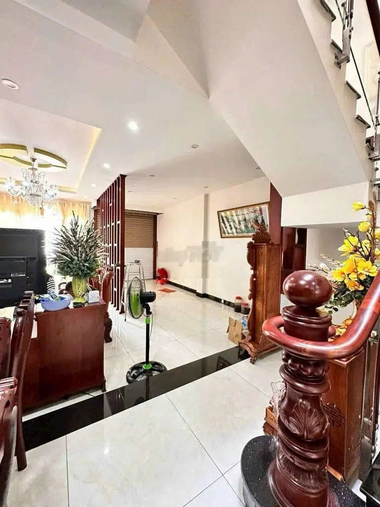 Nhà 2 lầu,ngang 6,tặng toàn bộ nội thất, 4 phòng ngủ Thị trấn TrảngBom