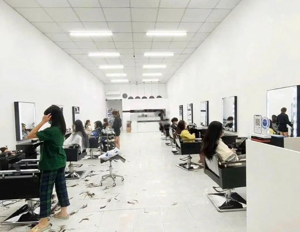 BÁN NHÀ MẶT TIỀN ĐƯỜNG NGUYỄN VĂN CỪ đối diện BV ĐHYD . Giá 11,8 tỷ