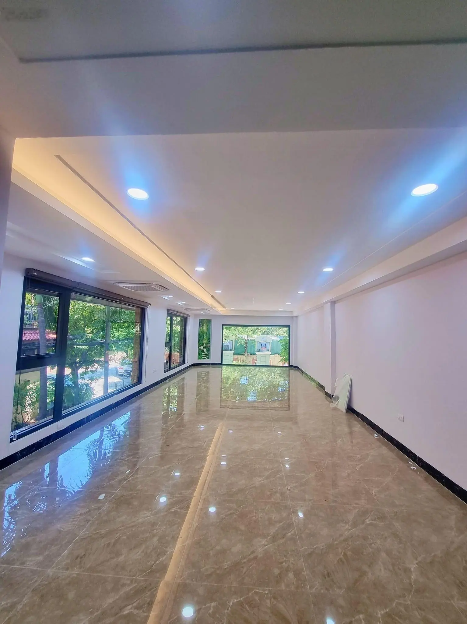 Bán nhà ngõ 53 Hoàng Cầu Ô Chợ Dừa, hai vỉa hè, gần hồ, mặt tiền 7m, DT: 145m, giá: 76 Tỷ