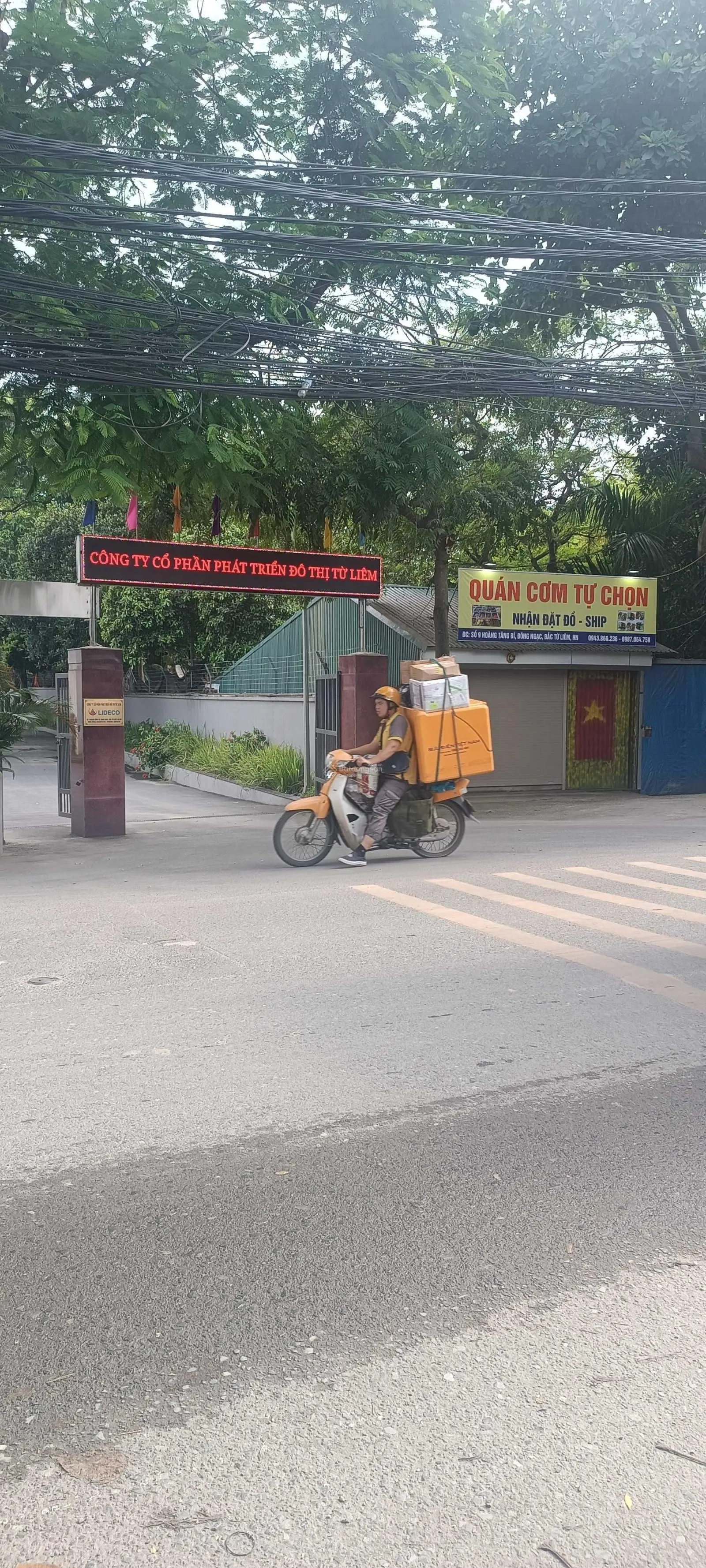 Chính chủ bán CHDV sát Học Viện Tài Chính Y tế Công Cộng. 56m2 7T oto vào nhà thông. LH: 0362 889 ***