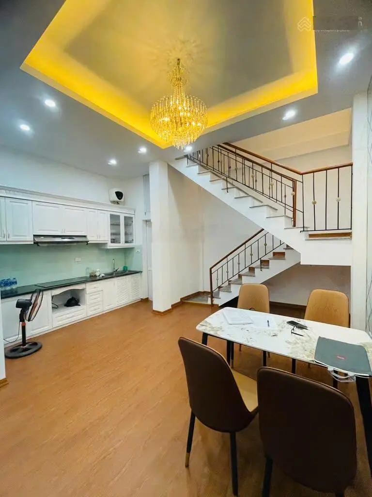 Nhà đẹp giá tốt đội cấn 40m2*5t,mặt tiền 5mlô góc thoáng sáng,ngõ rộng yên tĩnh hơn 8tỷ
