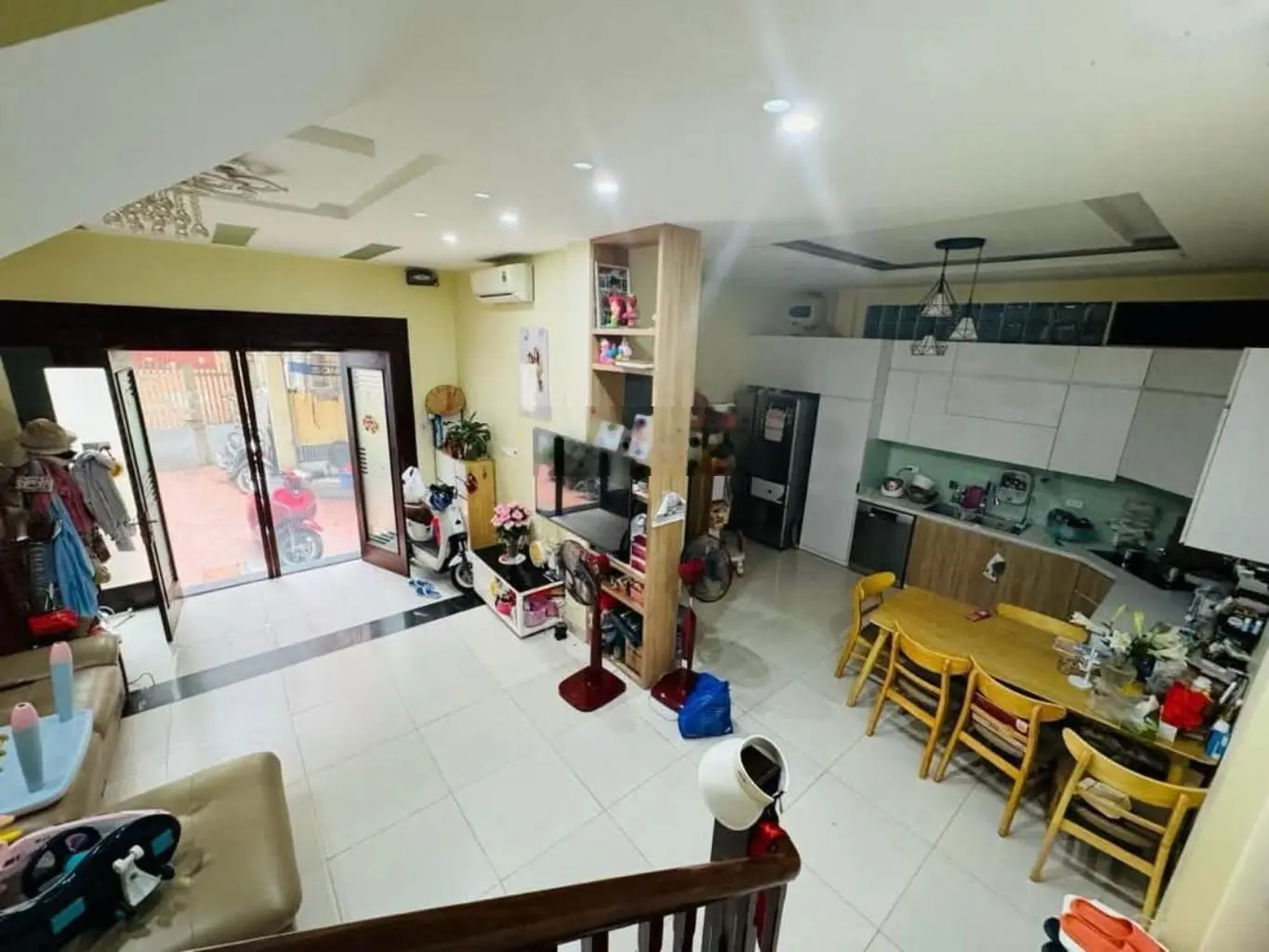 Đường Láng - Gần Ngã Tư Sở - 5 tầng dân xây - Ngõ thông rộng - Cách mặt phố 30m - 50m2 - 9.68 tỷ