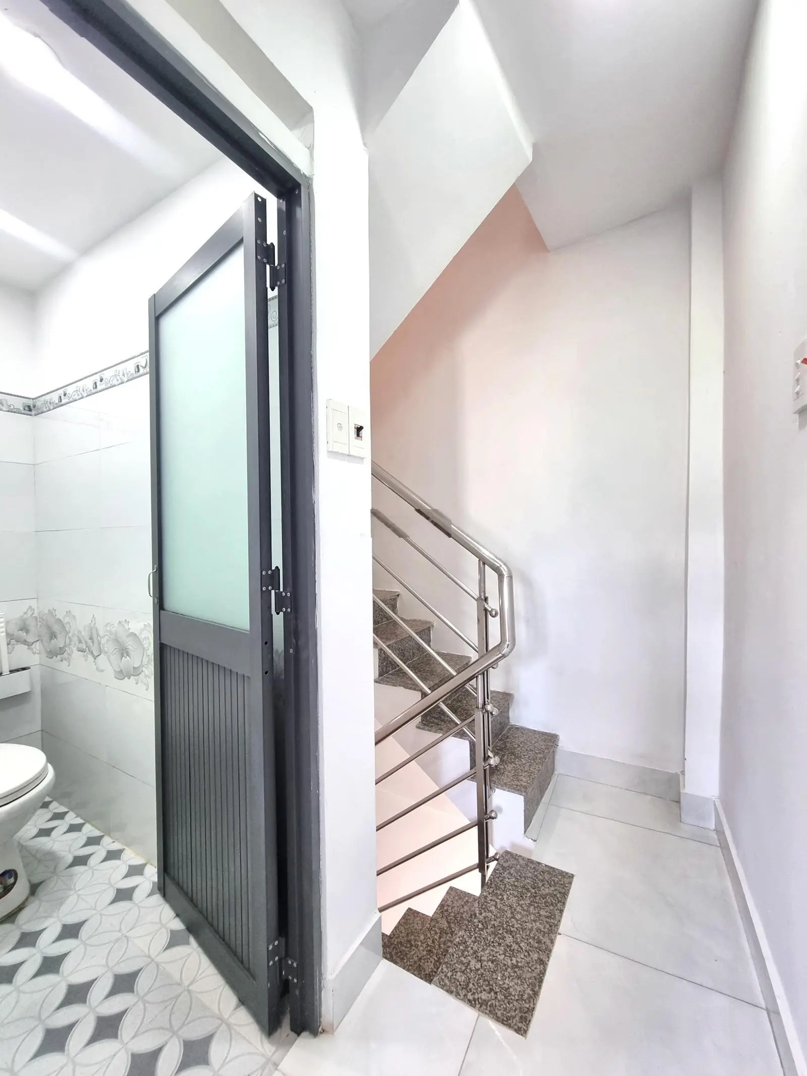 Nhà 2 lầu, mặt tiền hẻm vị trí mua bán kinh doanh đều được. Hẻm trước nhà 4m