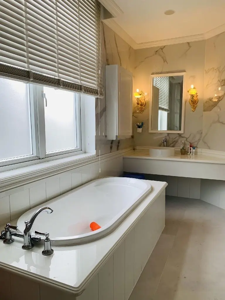 Nhà đẹp ở ngay, mặt tiền khu phân lô VIP Phạm Hùng 82m2, 5PN, đối diện công viên, SHR, HCĐ.