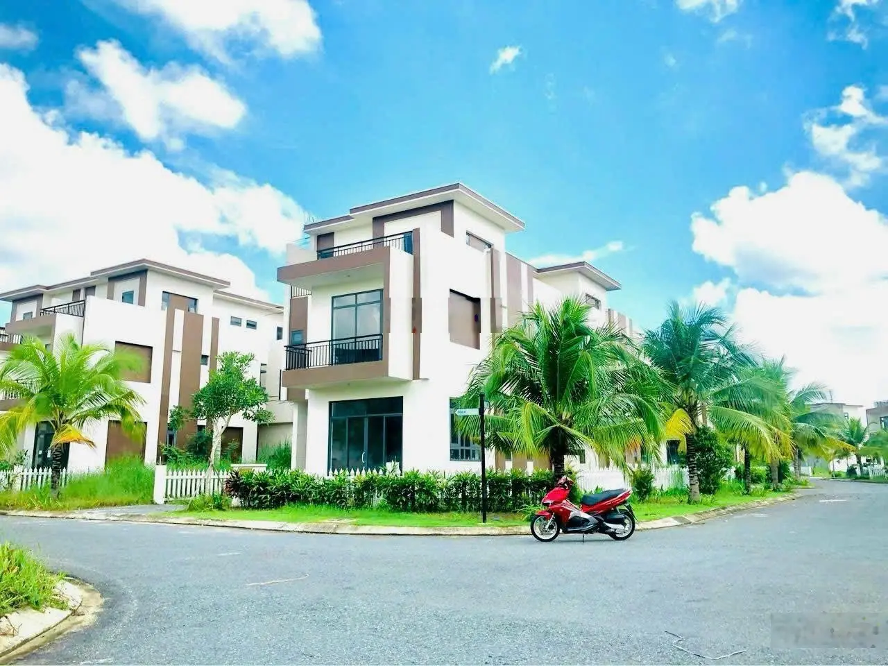 Trần Anh Riverside biệt thự vườn ven Sông đẹp, sổ hoàn công DT 8x14. Giá: 2,3 tỷ. LH: 0902 396 ***