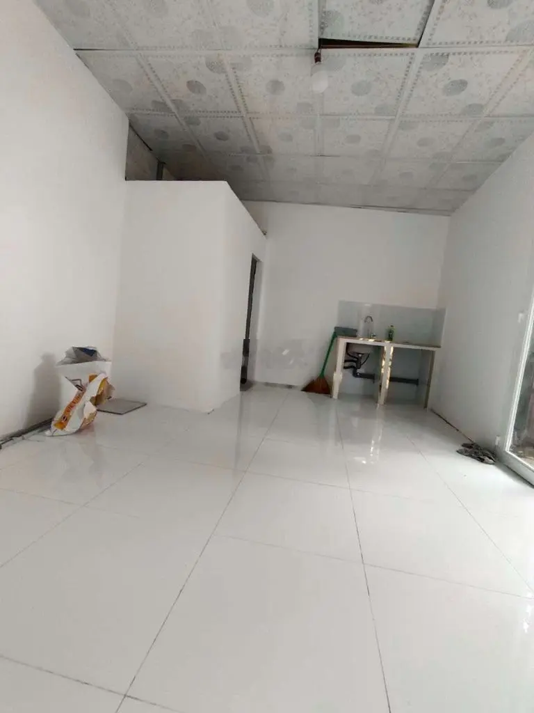 BÁN NHÀ CẤP 4 MỚI ĐẸP 20M2 ĐƯONG BỜ ĐÊ HTX PHONG PHÚ GẦN NGÃ 4 QL 50