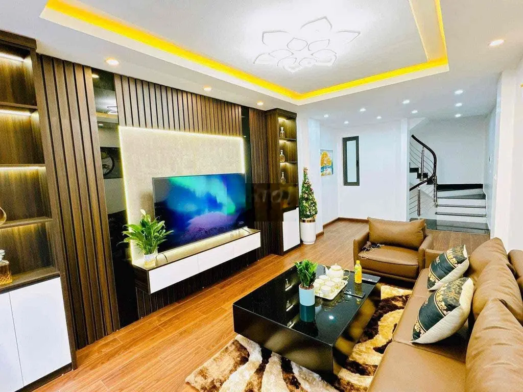 Cực Gấp! Thái Hà, sát ô tô, lô góc, nhà mới, 45m2*5T, chỉ 5.7 tỷ