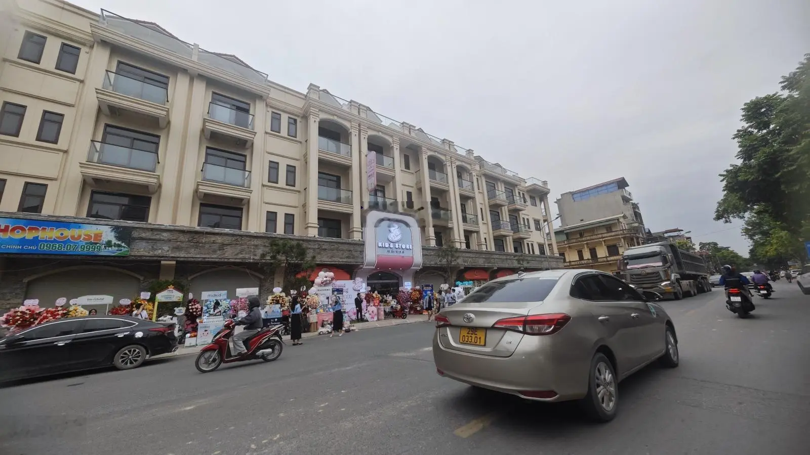 Tôi cần bán gấp căn ngoại giao, đối diện với cổng bệnh viện, đường trục chính của huyện Thường Tín