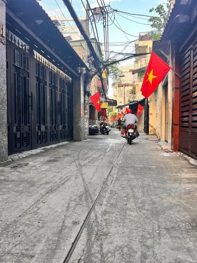 Nhà hẻm xe hơi đường Trần Quang Diệu, Quận 3, kế chợ Nguyễn Văn Trỗi, giá chỉ 200 tr/m2