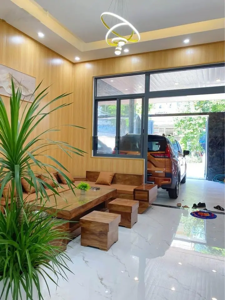 Nhà mới thông ra đường CMT8, đường Nguyễn Hiền, Quận 3. Giá 3,860 tỷ, 60m2. Có hợp đồng thuê 12tr