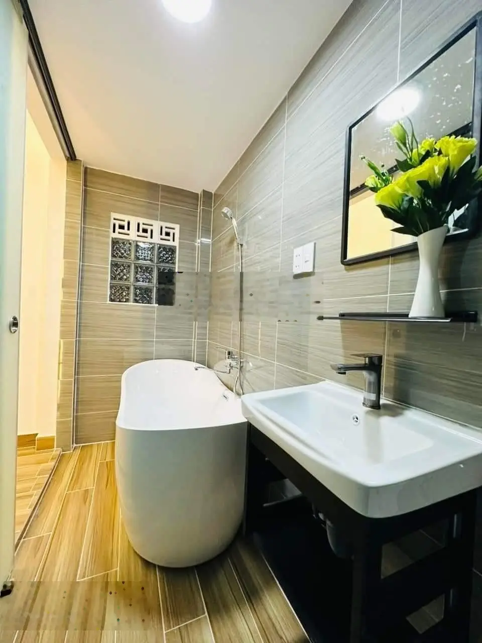 Kẹt tiền bán gấp nhà đường Đội Cung, Quận 11. Giá 2tỷ600. Hẻm xe hơi. Sổ hồng riêng. Sang tên ngay