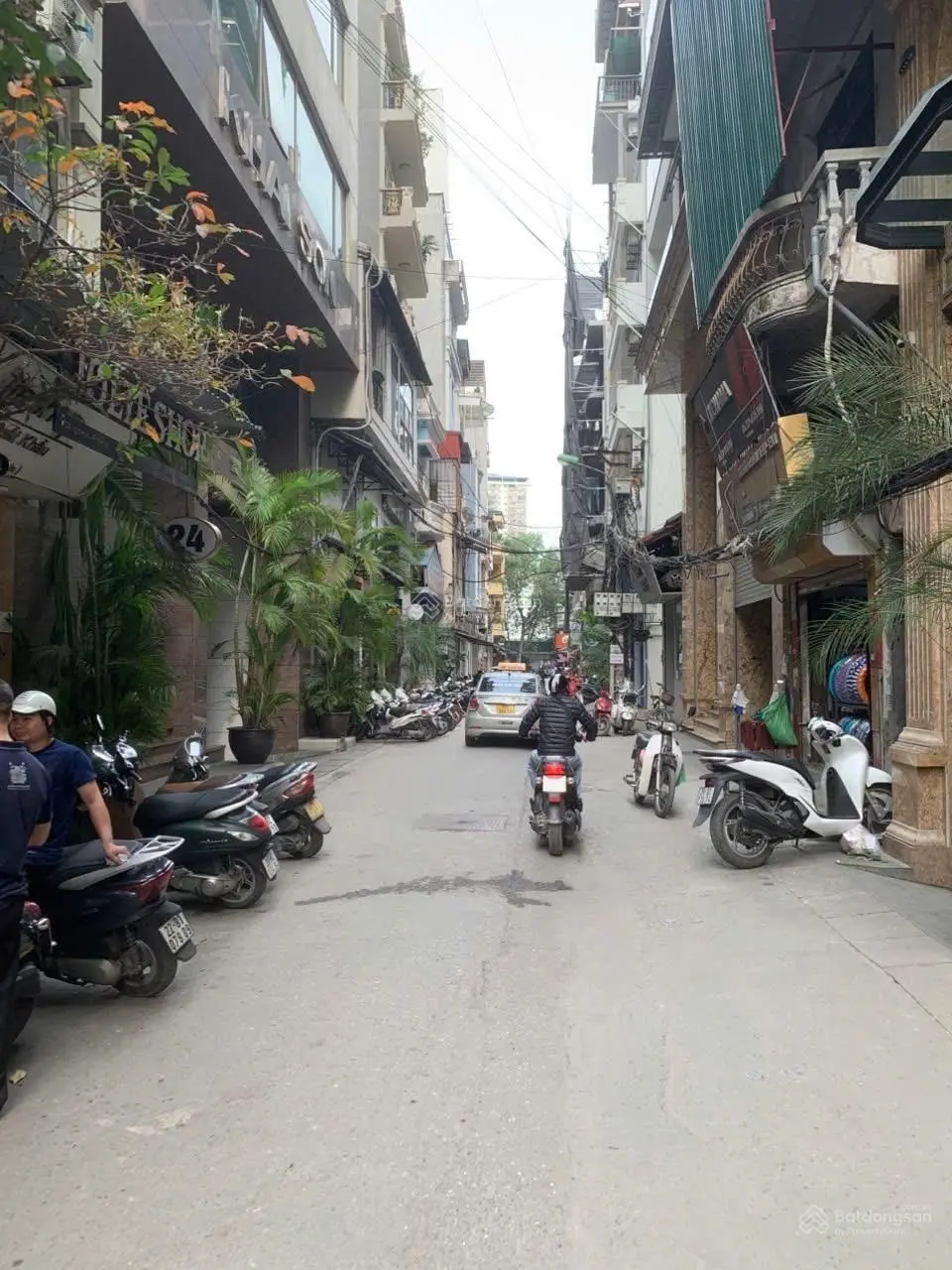 Siêu hot. Giảm tiếp 6 tỷ. Giá 65 tỷ mặt ngõ Huế. DT 90m2. Nhà 3 tầng (tặng giấy phép 7T + 1 hầm)