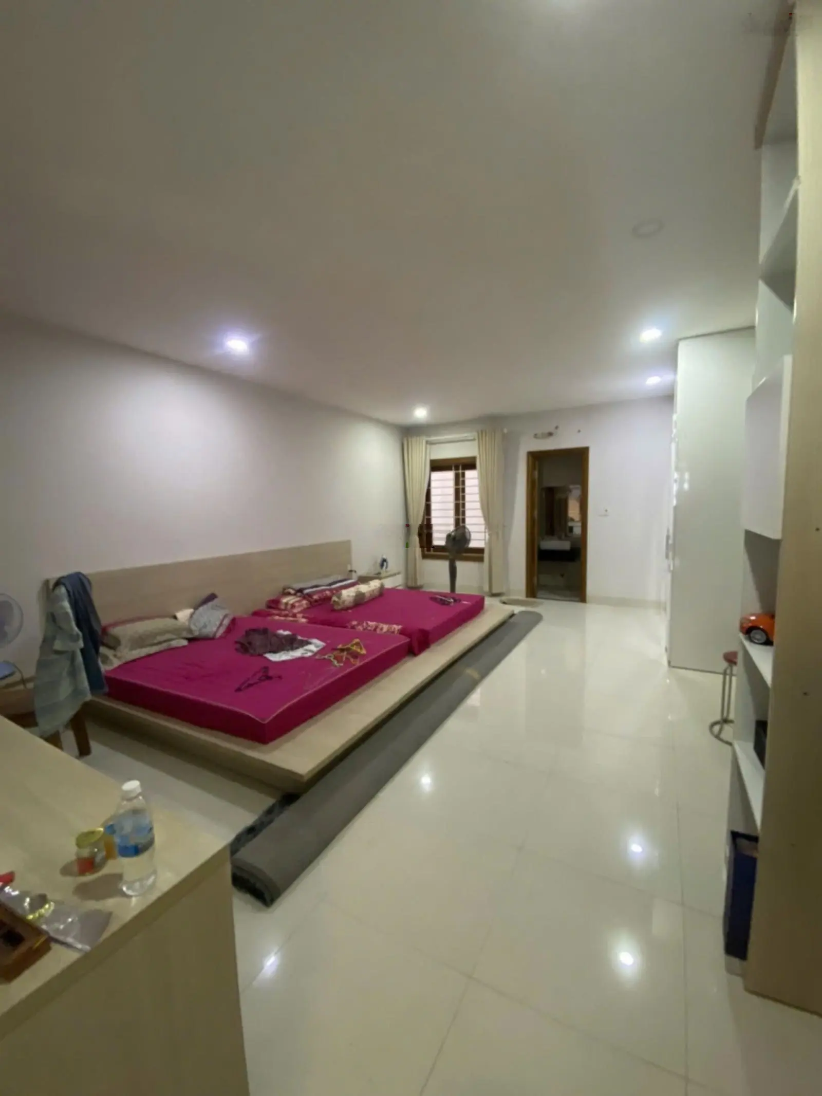 Nhà 4 tầng gần biển. Đường rộng 20m