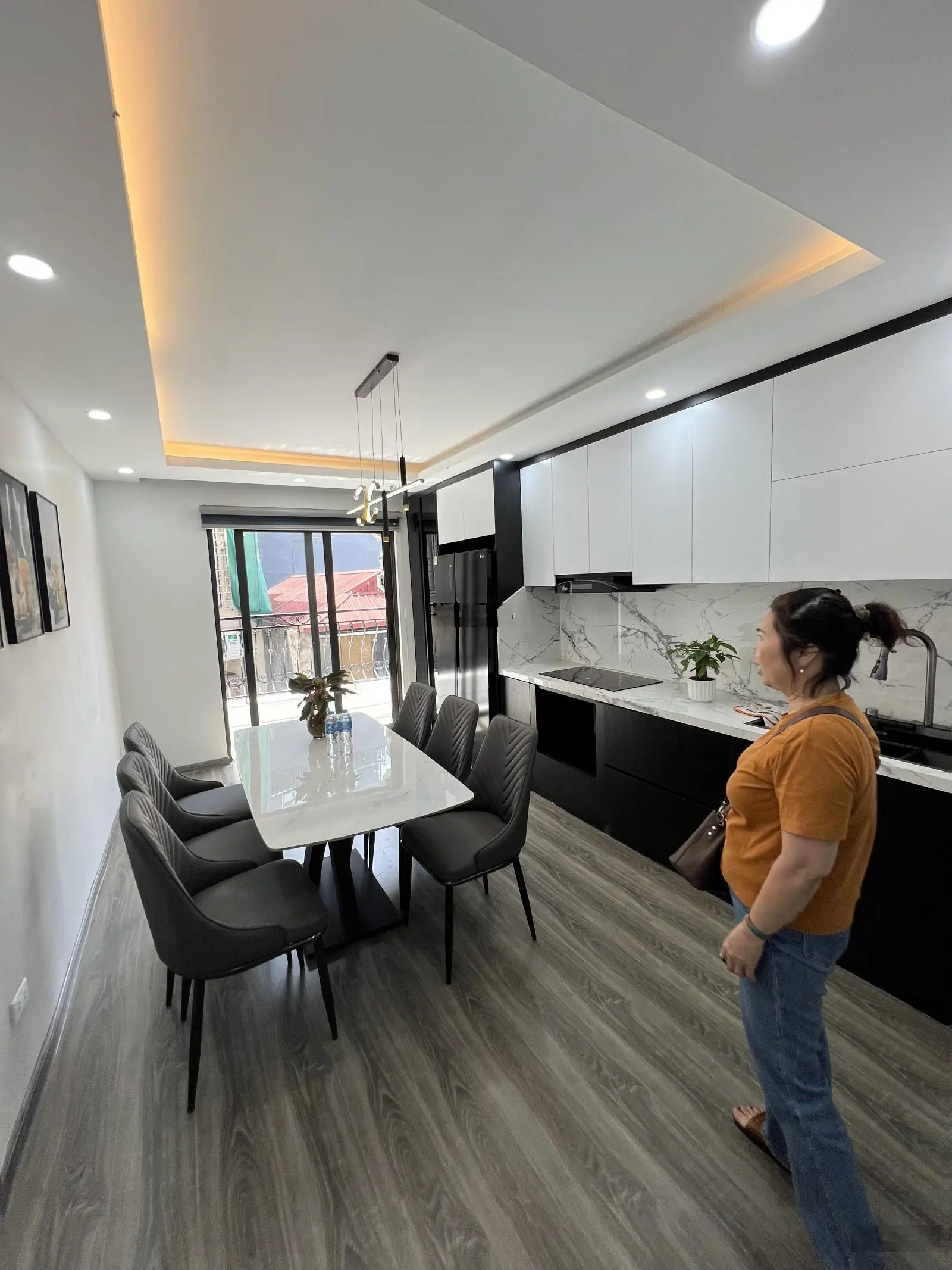 Nhà đẹp đường Võ Chí Công, 40m2, 5 tầng, thang máy, Ô tô đỗ cửa
