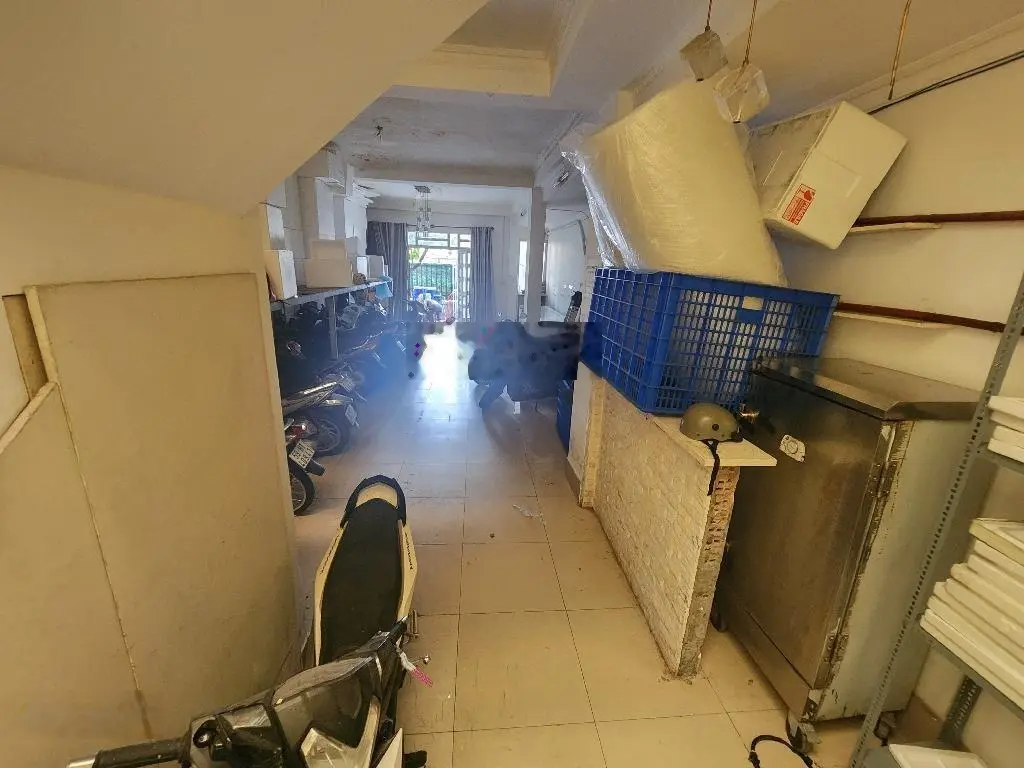 Bán nhà cách đường trần xuân soạn 20m, dt: ngang 5 nở hậu 9 dài 28, 8pn, đường trước nhà 4m, giá 9