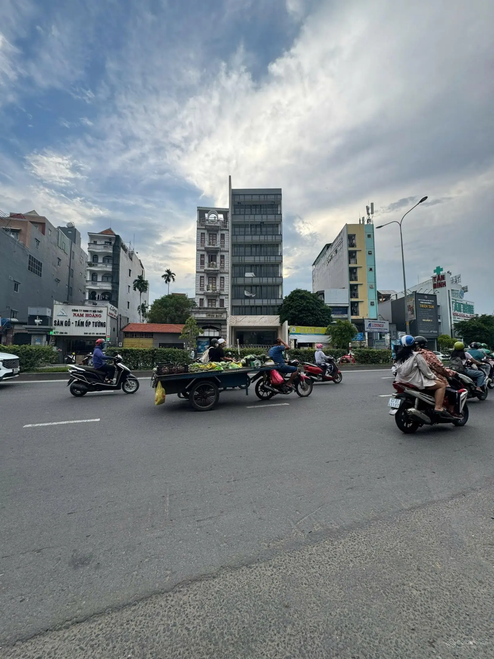 Tòa nhà đường Cộng Hòa, DT:8.2x20m, CN: 292m2, KC:Hầm + 7Tầng, 2MT Trước sau, RT: 650tr, giá:99.9t