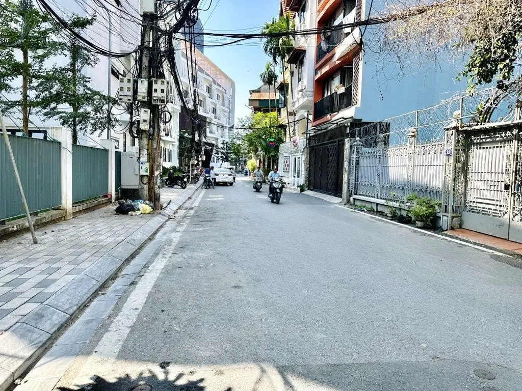Bán nhà Tô Ngọc Vân, ô tô vào, trước nhà thoáng, 70m ra Hồ Tây