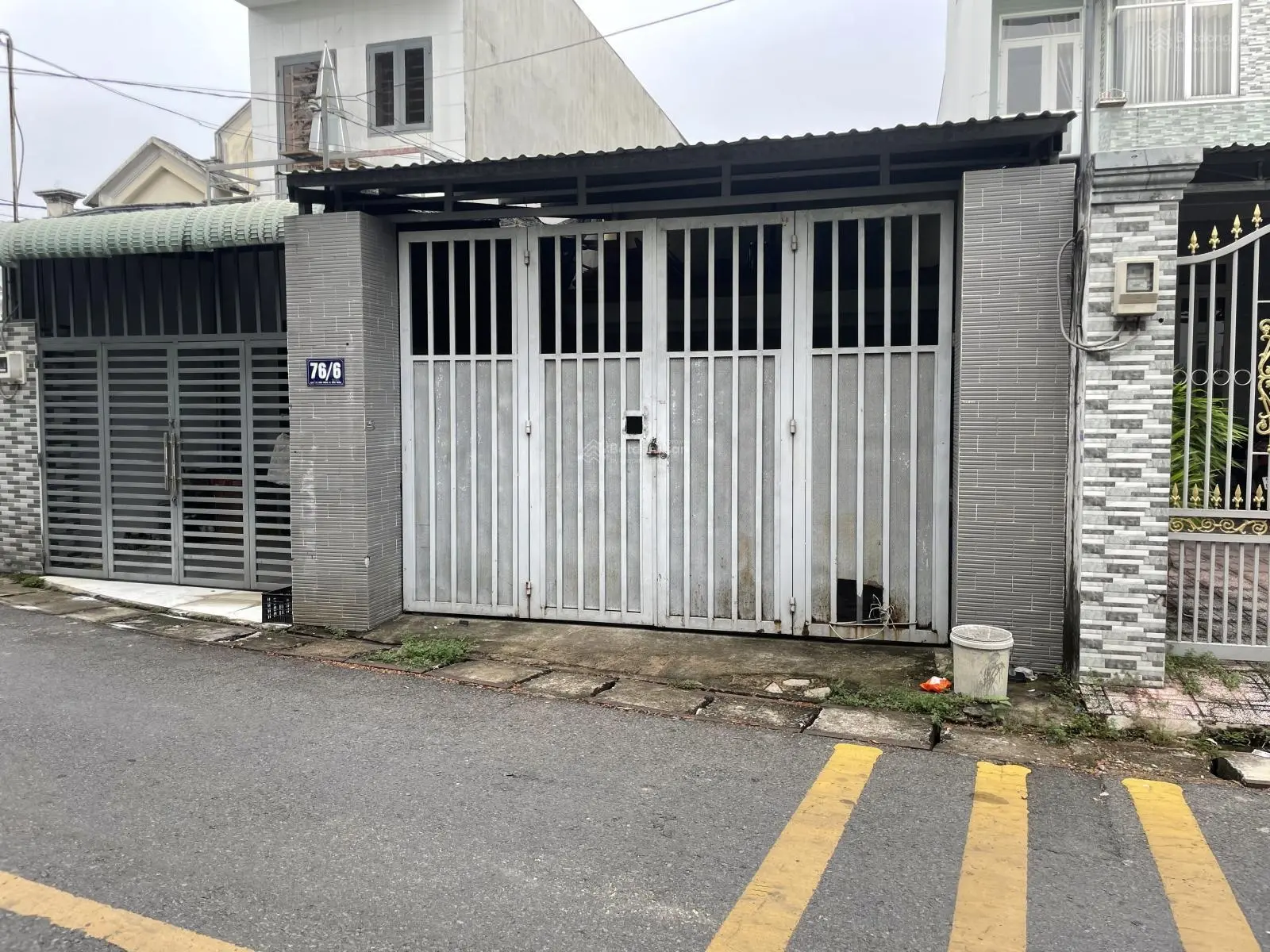 Bán đất tặng kèm nhà diện tích 240m2, hẻm xe hơi trải nhựa, ngay trung tâm thị trấn Hóc Môn