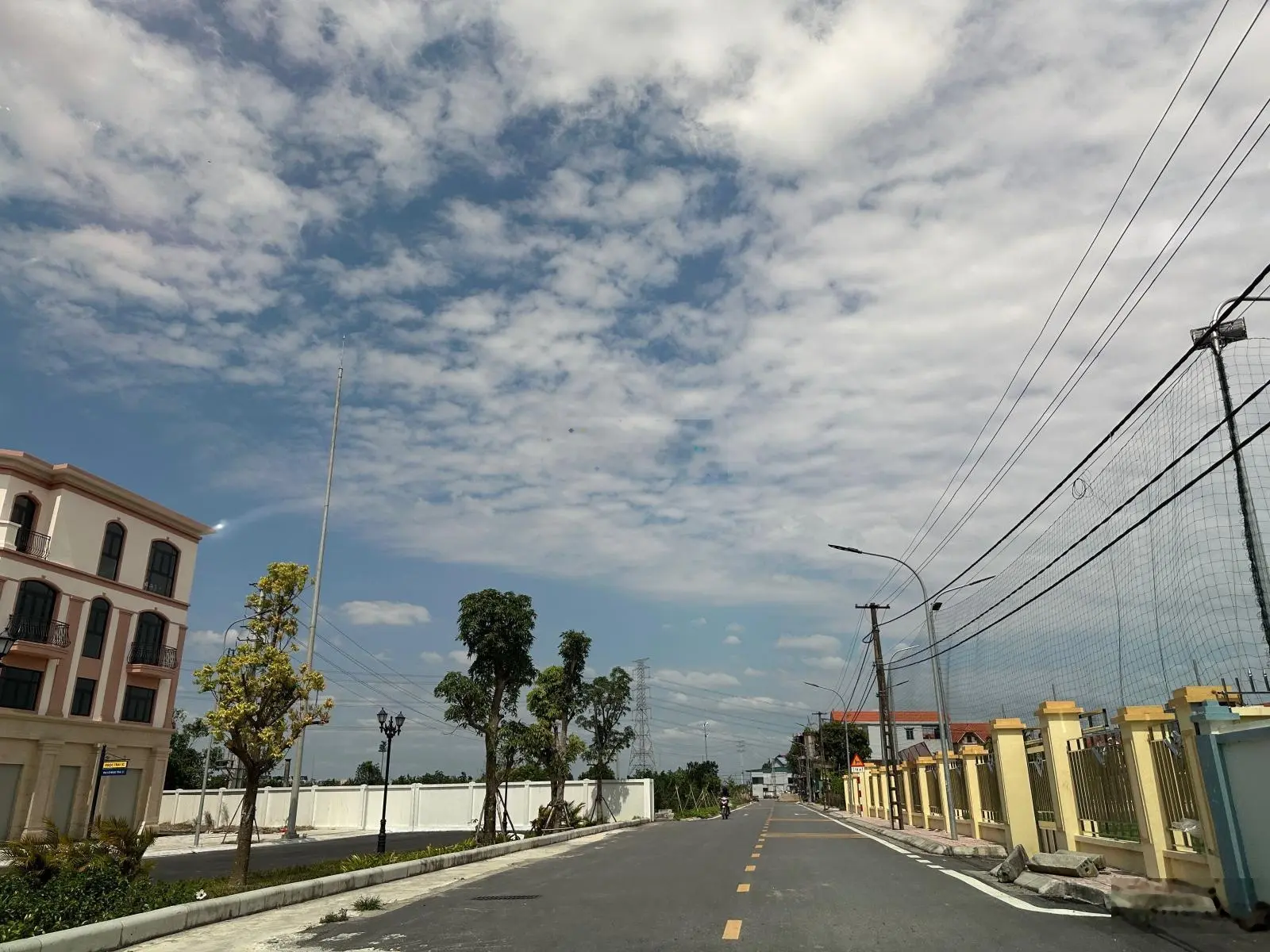Cần bán 108m2 đất thổ cư Thôn 13, Nghĩa Trụ cách dự án Vinhomes 200m2, kết nối đi Vành Đai 4