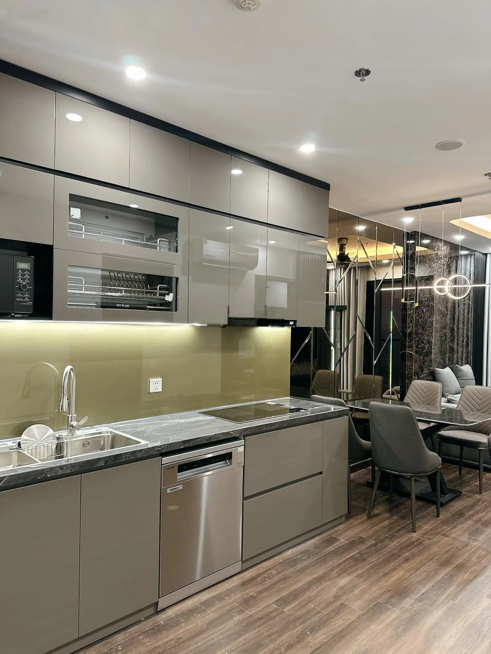 Bán căn hộ chung cư giá tốt tại Hoàng Huy Commerce, 2,367 tỷ VND, 67,4m2