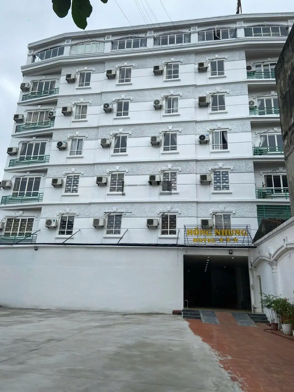 Bán gấp toà khách sạn Hồng Nhung trung tâm TP Yên Bái. Doanh thu 500 triệu/tháng. Sổ đỏ chính chủ.