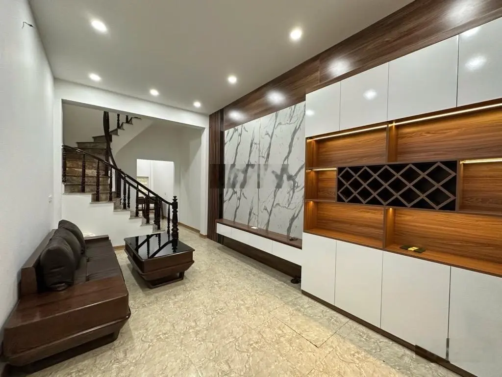 Bán nhà dân xây Ngọc Thuỵ, ô tô đỗ cửa DT 40m2 full nt