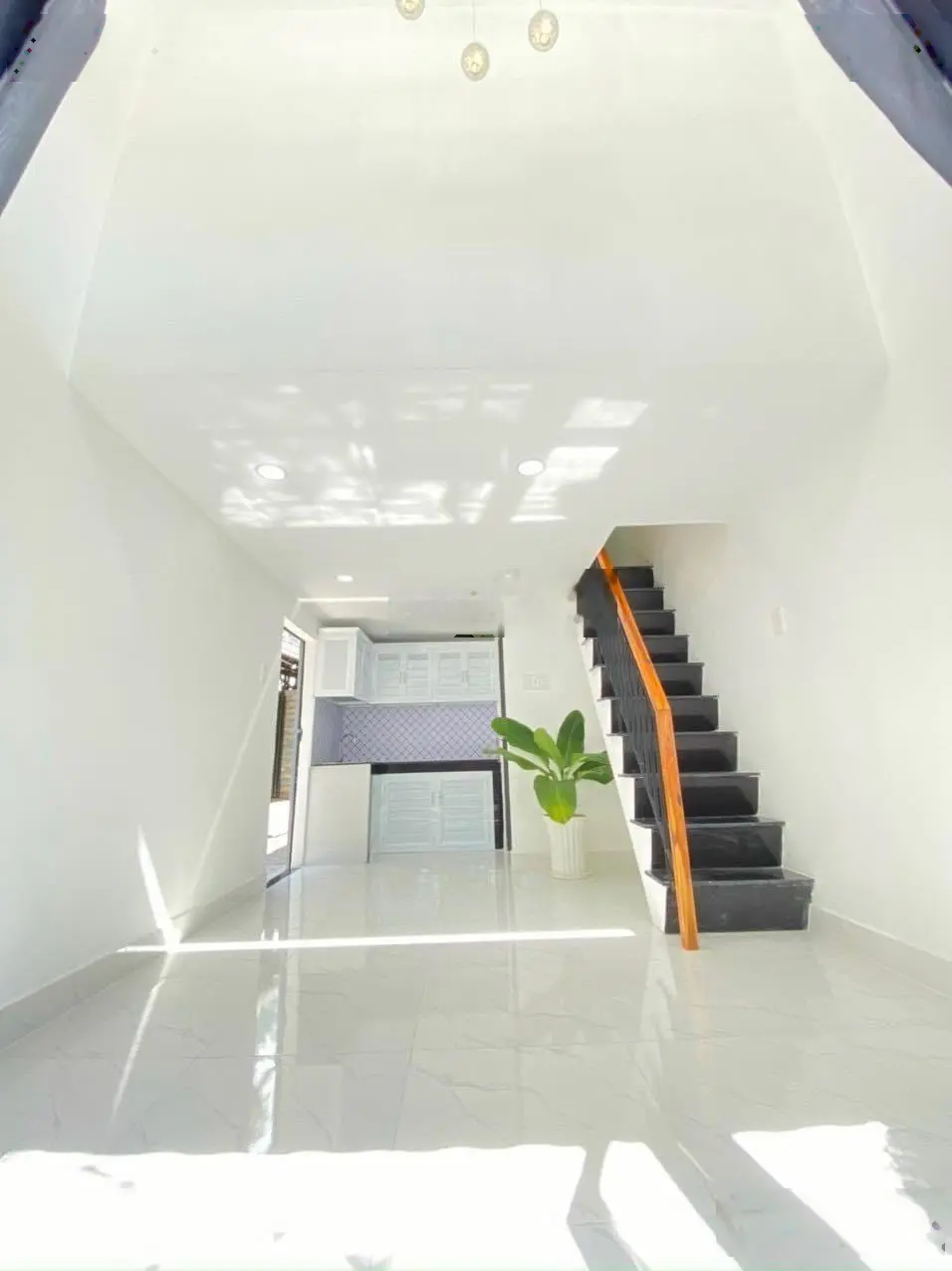 Bán gấp căn nhà đường Phạm Văn Bạch, phường 15, Quận Tân Bình, 1 trệt 2 lầu giá 3tỷ100tr