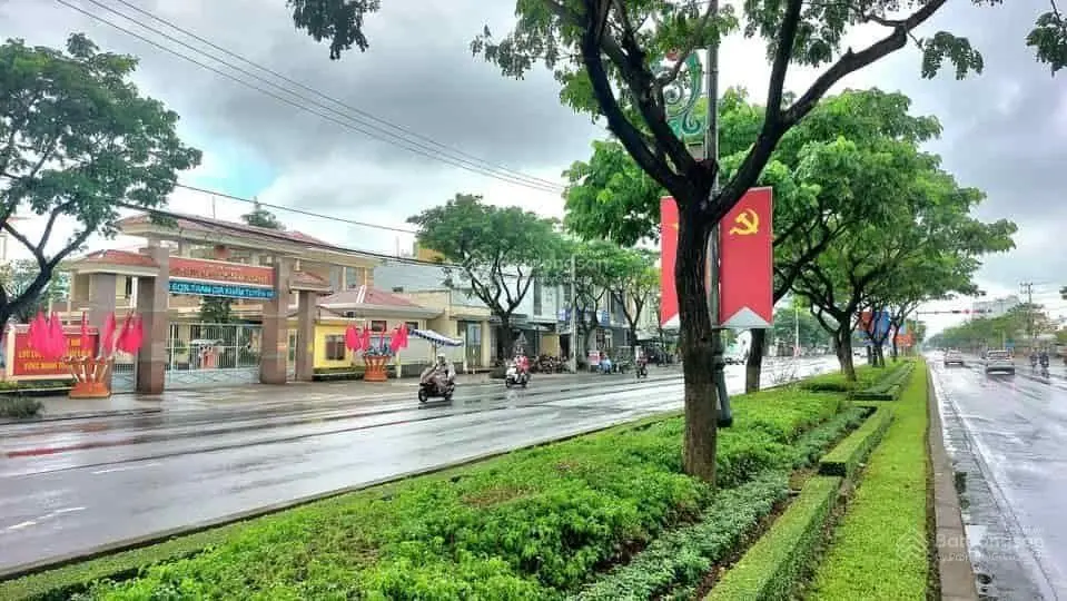 Chủ cần ra đi căn nhà 2 tầng mt lê văn hiến ,gần biển , buôn bán tấp nập.