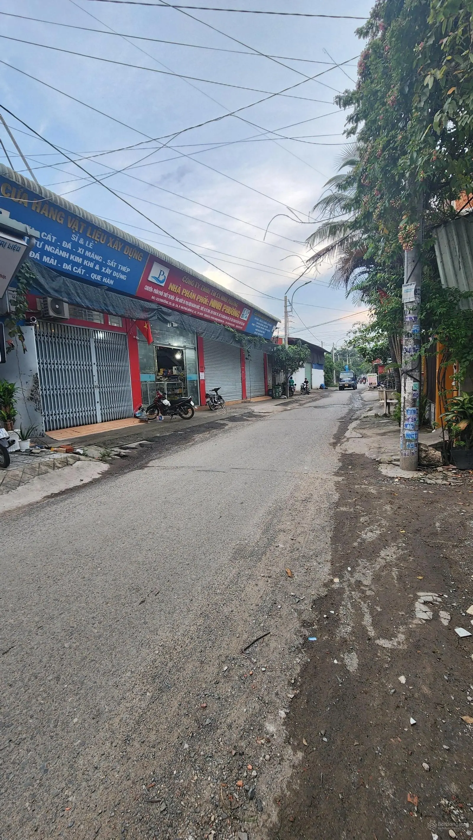 Bán Đất Tặng Nhà Xưởng Mặt Tiền Kinh Doanh An Phú Đông 25.DT. 7.7M x 72M. Thổ cư . 417M2. GIÁ TỐT