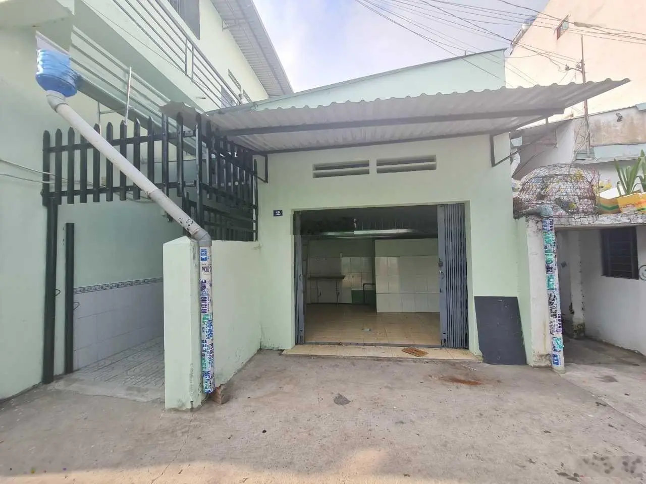 Bán nhà trọ 444m2 gần chợ Xóm Nghèo Nguyễn Đức Thiệu giá 30tr/m2 có 27 phòng, 2 kiot và nhà cấp 4