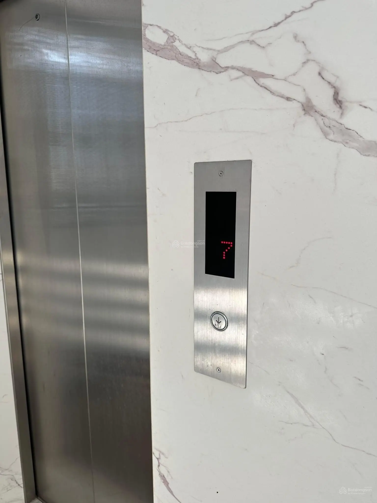 Phố Thành Thái, công viên, toà building 9 tầng, hầm, ô tô kinh doanh, VP, ở sướng, 105m2*MT 5.6m