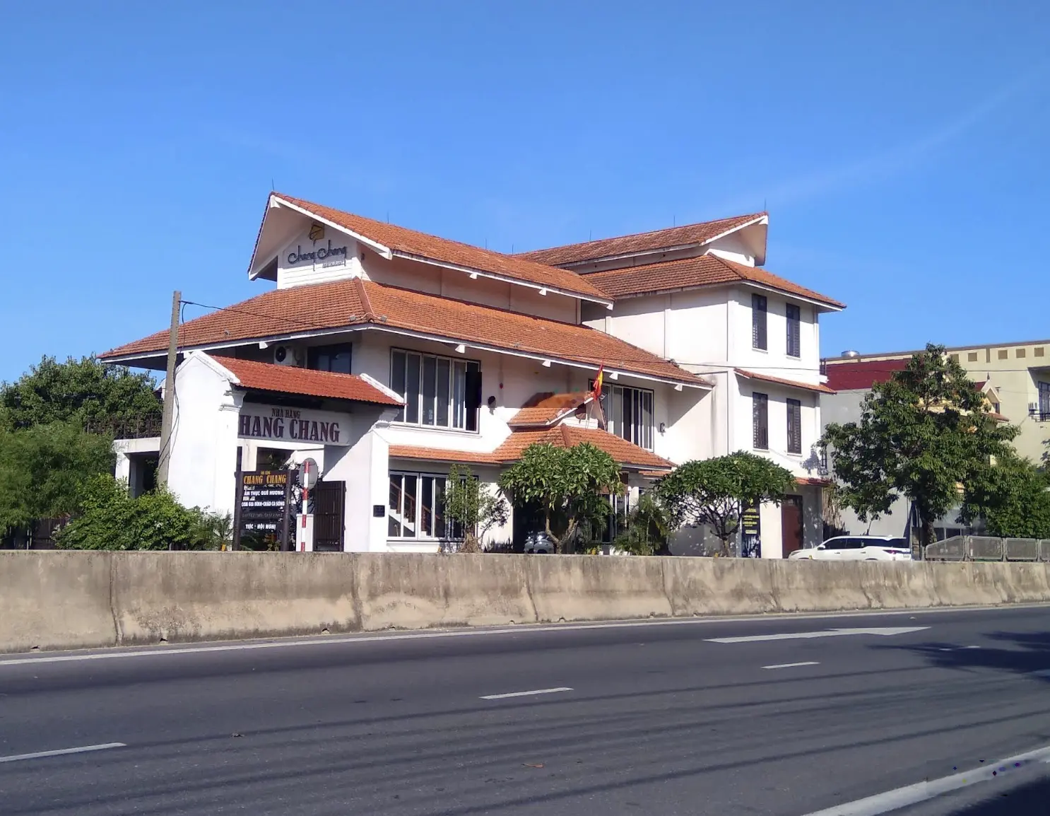 Bán nhà mặt tiền đường Hùng Vương bên sông Nhật Lệ, 482m2, pháp lý đầy đủ.