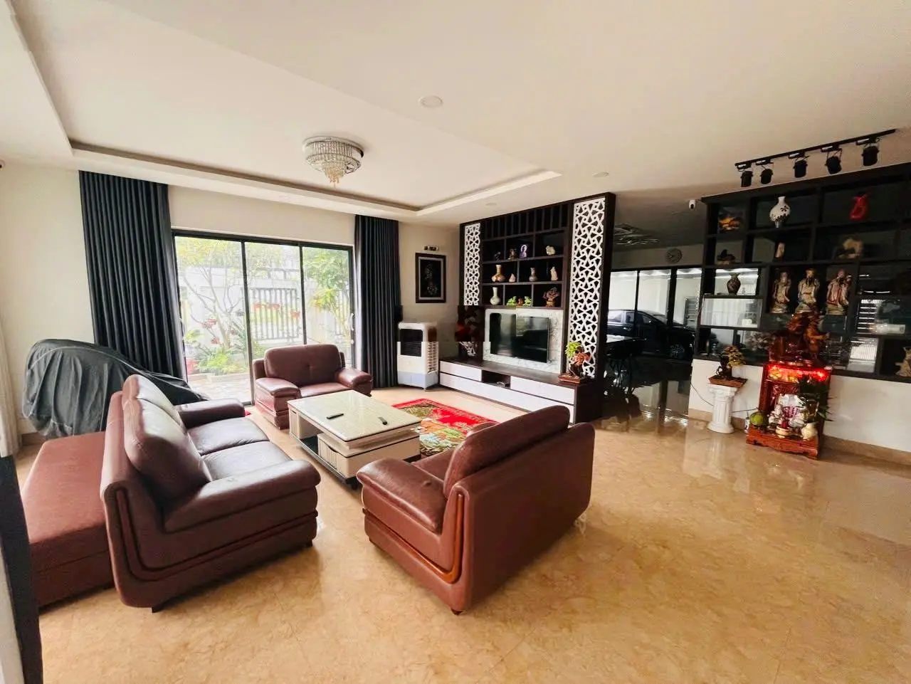 Chính chủ cần bán căn góc biệt thự đơn lập, vị trí đường 18m hướng Đông Nam, gần công viên lớn