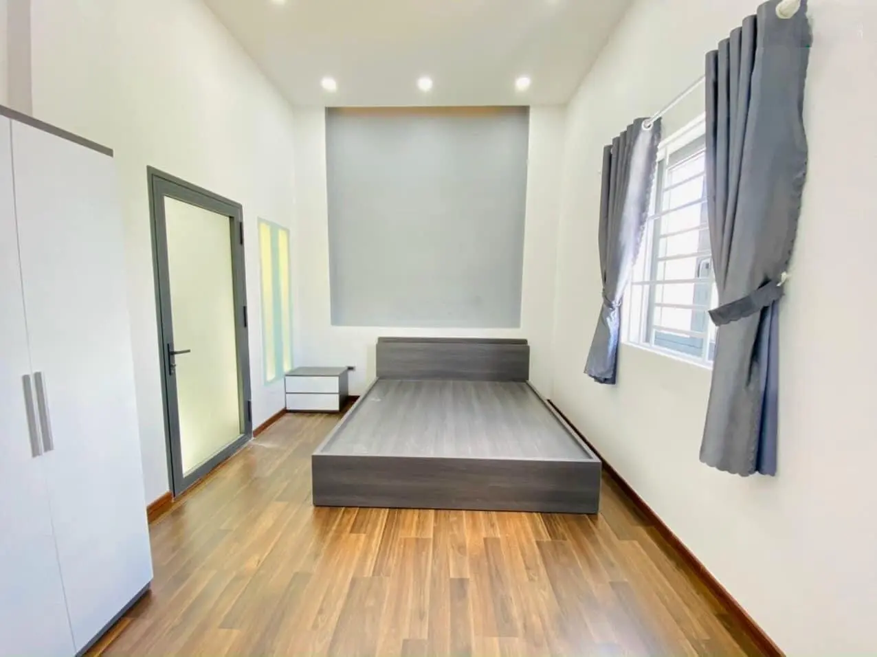 Cần bán gấp căn nhà DT 112m2 SHR cách chợ Bình Chánh 500m nằm ngay mặt tiền đường Trịnh Như Khuê