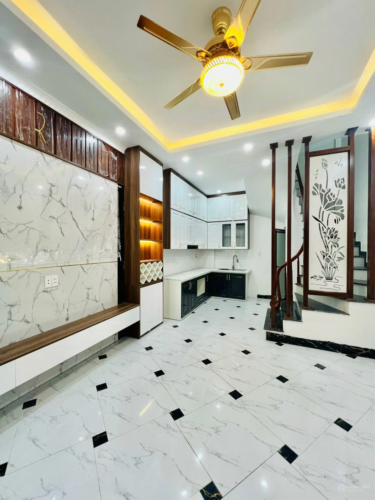 Bán nhà Phố Đại La Cách 2 Nhà Ra Phố Trước Nhà Rộng 5M ngay Ngã Tư Vọng Lô Góc 5 Tầng Xây Mới