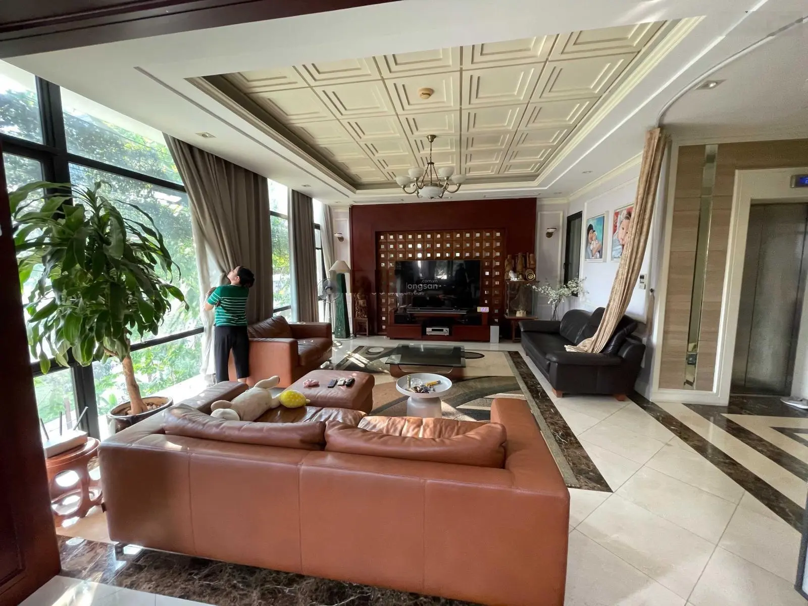 Bán cả căn nhà 6 tầng 420m2, thang máy, hầm để xe view tuyệt đẹp, 2 mặt phố và đi lại thuận tiện