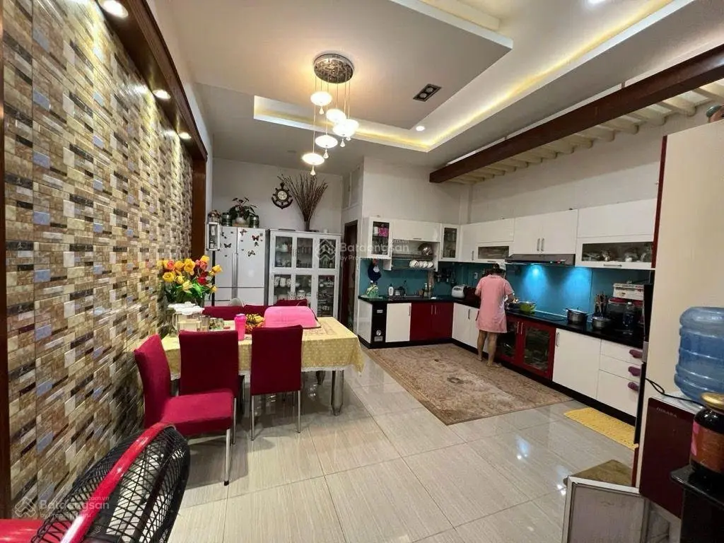 Nhà đẹp 4 tầng, hxh 8m thông, dt 100m2, ngang 5m, 4pn, tặng nội thất,gần kđt vạn phúc city, thủ đức